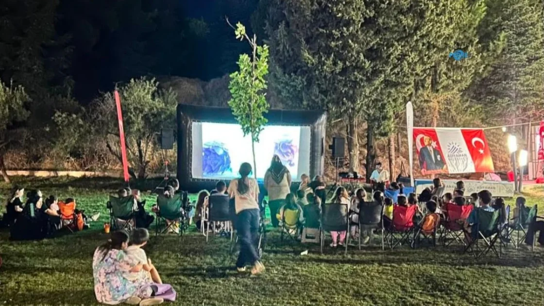 Adıyaman'da Çocuklar Yıldızların Altında Film Keyfi Yaşadı