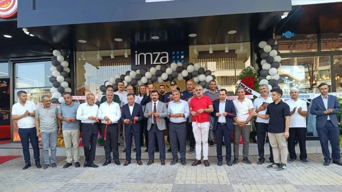 Kahta'da Depremzede Esnaf İmza Giyim Yeniden Açıldı