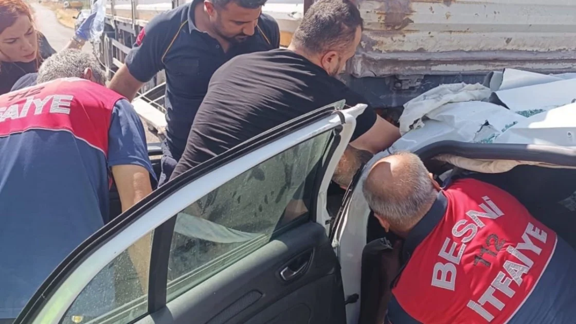Besni'de Otomobil ile TIR Çarpıştı: 2 Yaralı Hastaneye Kaldırıldı