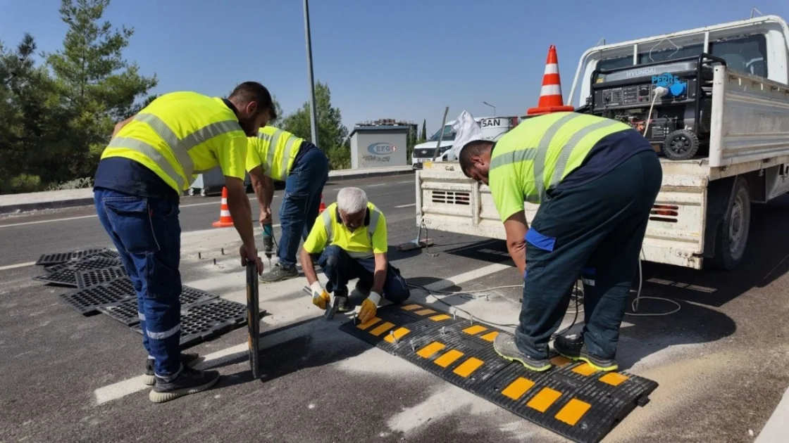 Adıyaman'da Mahallelinin Talebiyle Riskli Kavşağa Hız Kesici Yapıldı