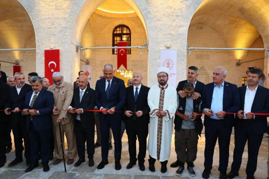 Adıyaman'da Depremde Hasar Gören Camiler ve Türbe Yeniden İbadete Açıldı