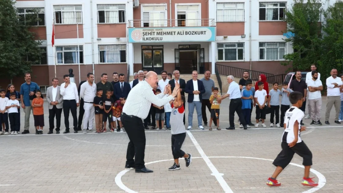 Kahta'da Okul Bahçeleri Mini Futbol Sahasına Dönüştürüldü