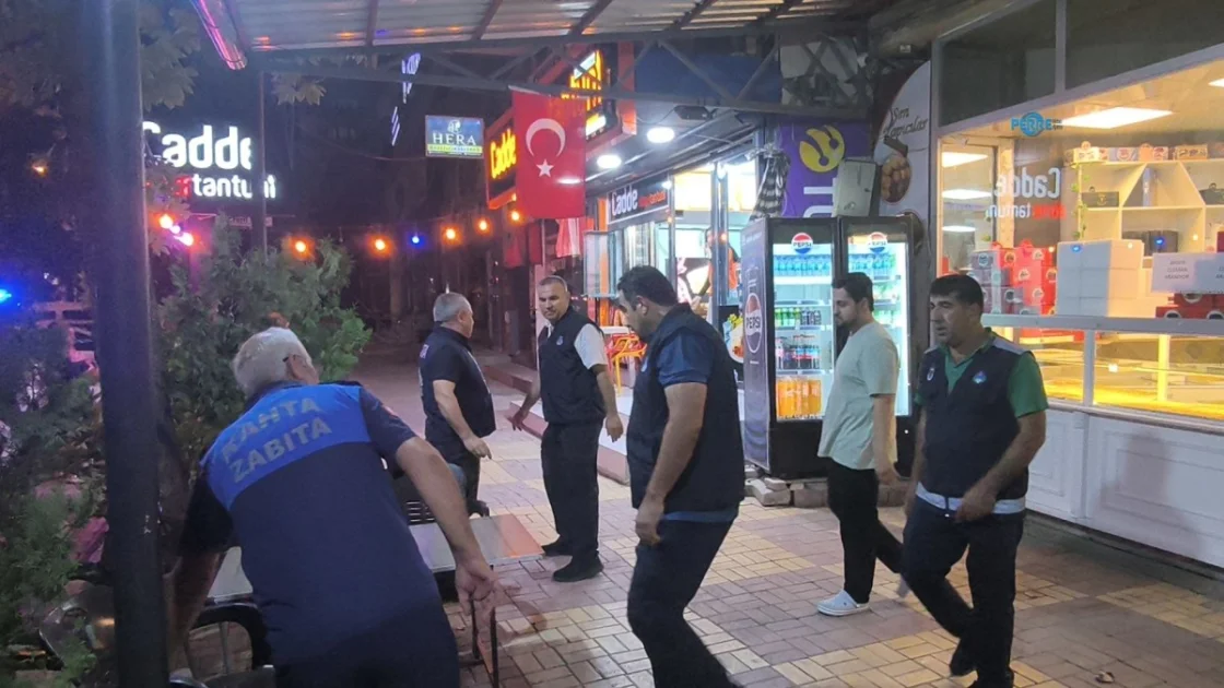 Kahta'da Zabıta Ekipleri Gece Boyunca Kaldırım İşgallerini Temizledi