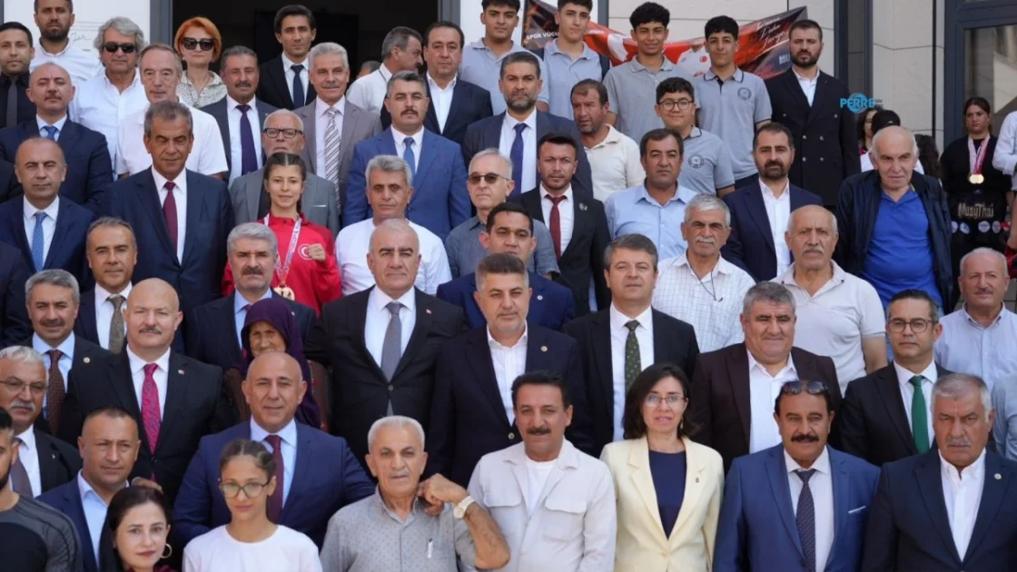Besni Eğitim Bayramı'nda Tutdere: 'İlim ve bilim kutup yıldızıdır'
