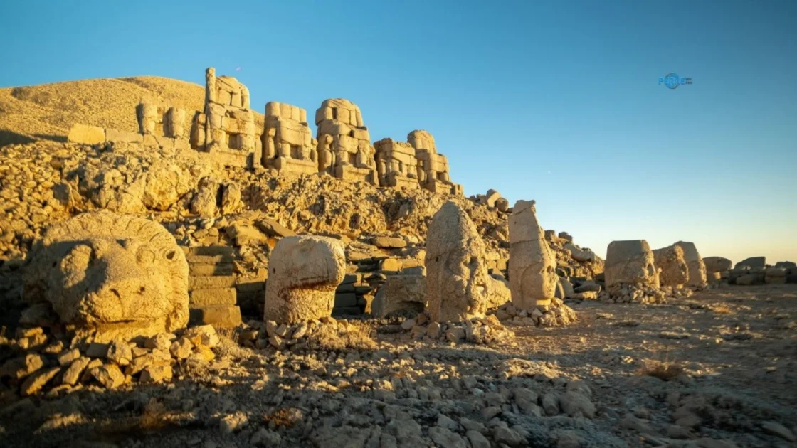 Nemrut Dağı'nda Altın Işık: Adıyaman'ın Bin Yıllık Mirası Ziyaretçilerini Bekliyor