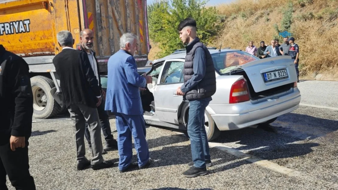 Kahta'da Otomobil İş Kamyonunun Altına Girdi: 2'si Ağır 3 Yaralı