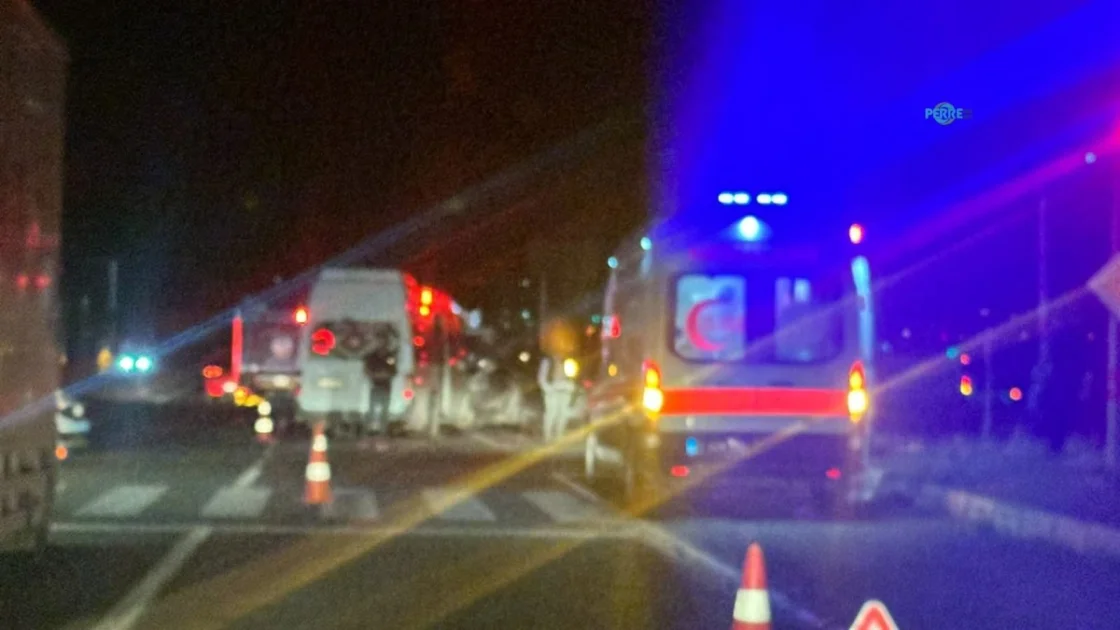 Adıyaman'da Tarım İşçilerini Taşıyan Minibüs ile Otomobil Çarpıştı: 15 Yaralı