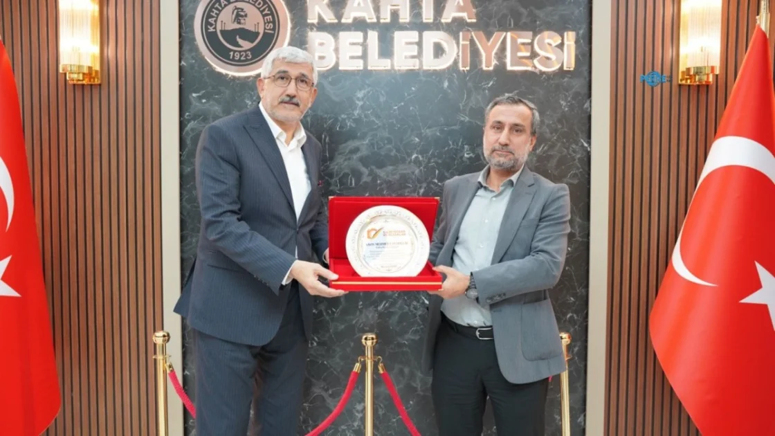 Adıyaman Kahta'da Kültürel Etkinliklere Başkan Hallaç'a Plaket