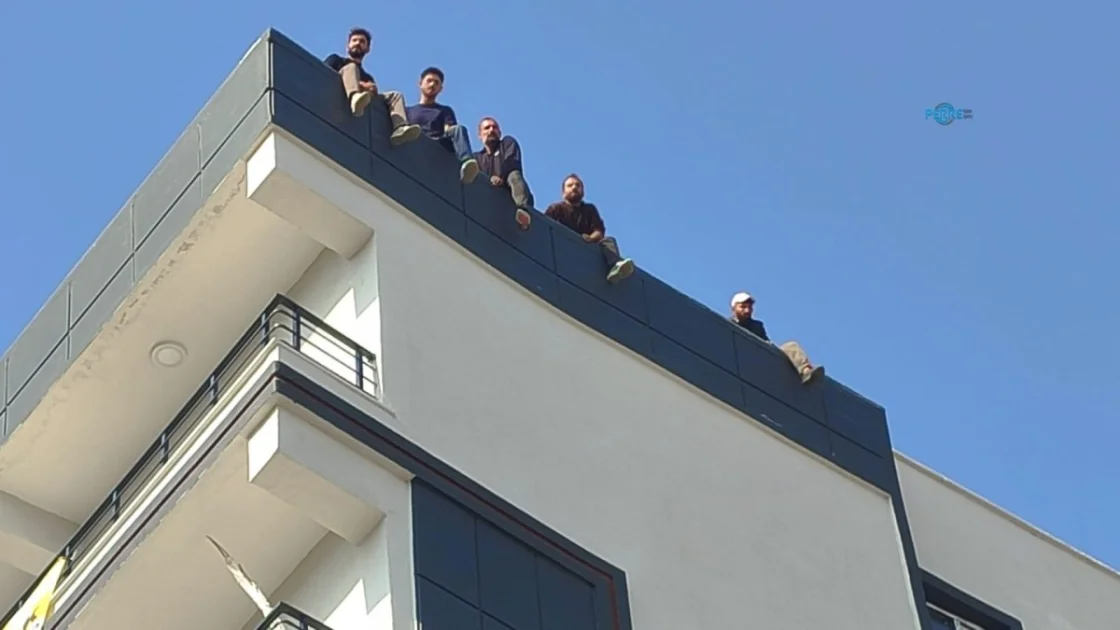 Adıyaman'da Ücretlerini Alamayan İnşaat İşçileri Çatı Eylemi Yaptı