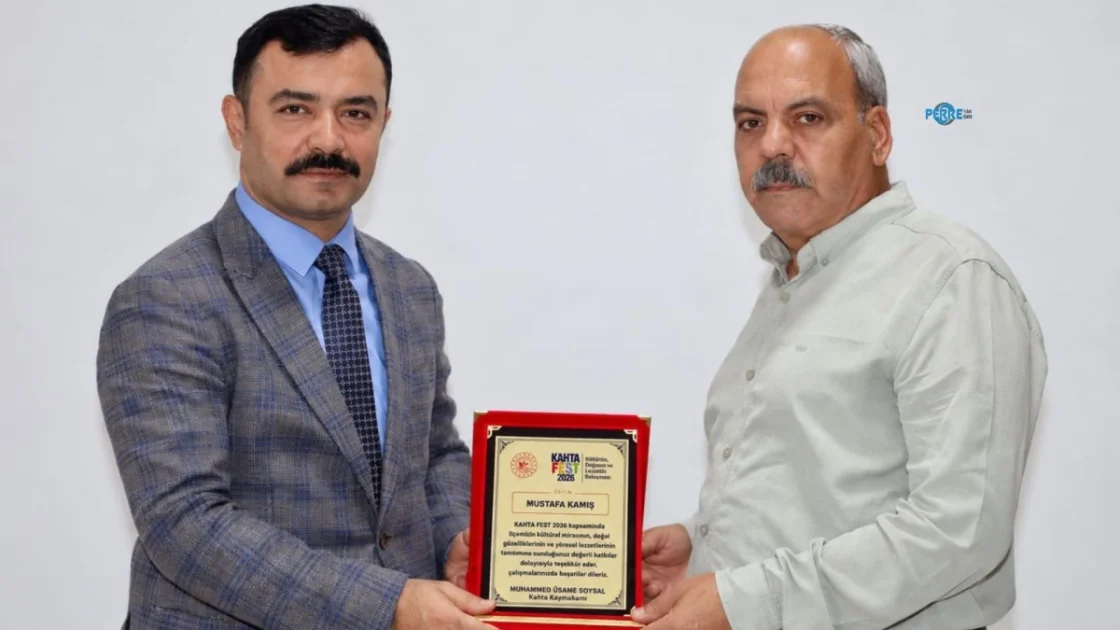 Kaymakam Soysal'dan Gazete Kahta İmtiyaz Sahibi Kamış'a Plaket