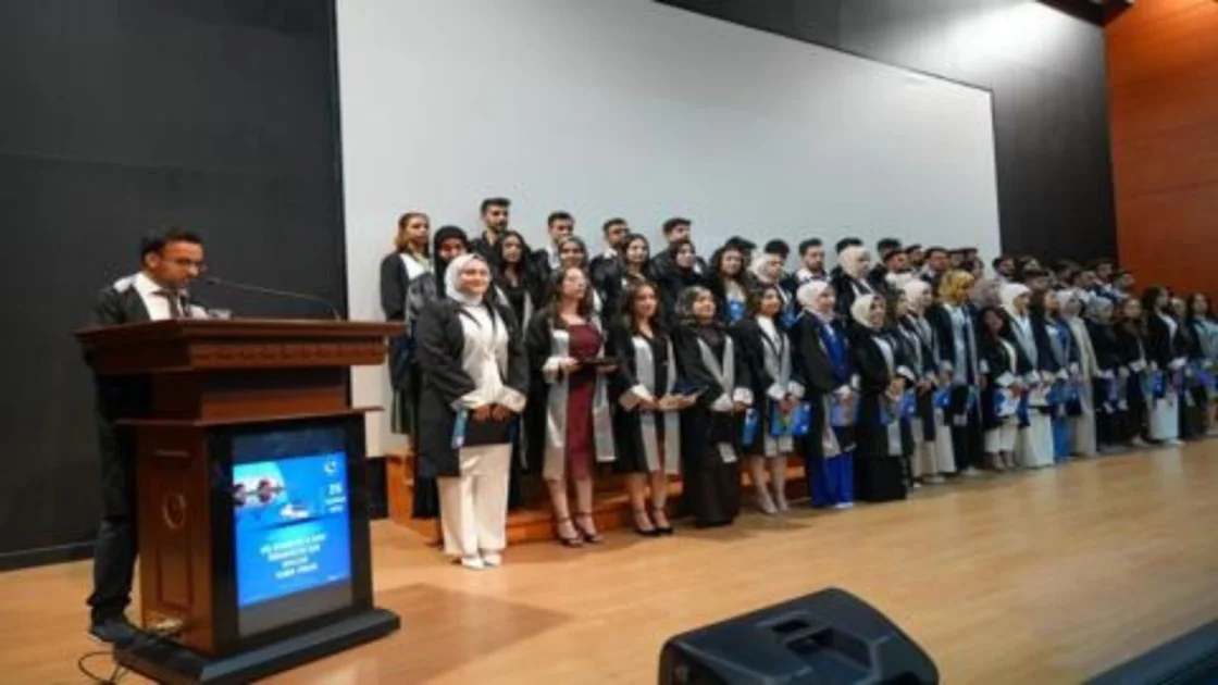 Adıyaman Üniversitesi Diş Hekimliği'nden Anlamlı Mezuniyet Töreni