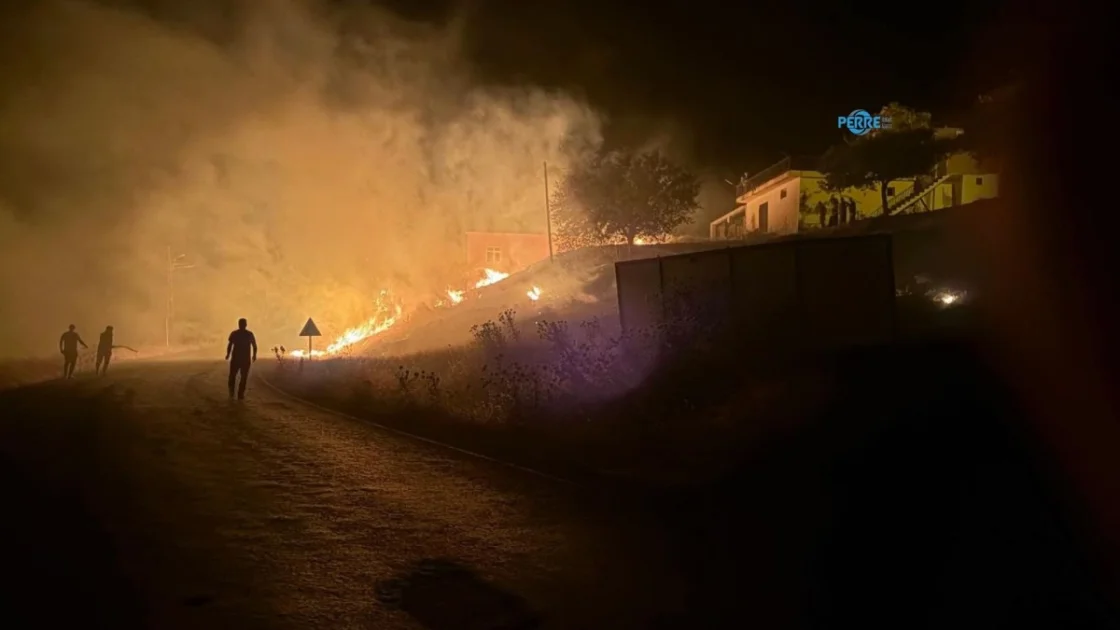 Gerger'de Kaşyazı Köyü Girişinde Yangın Kontrol Altına Alındı